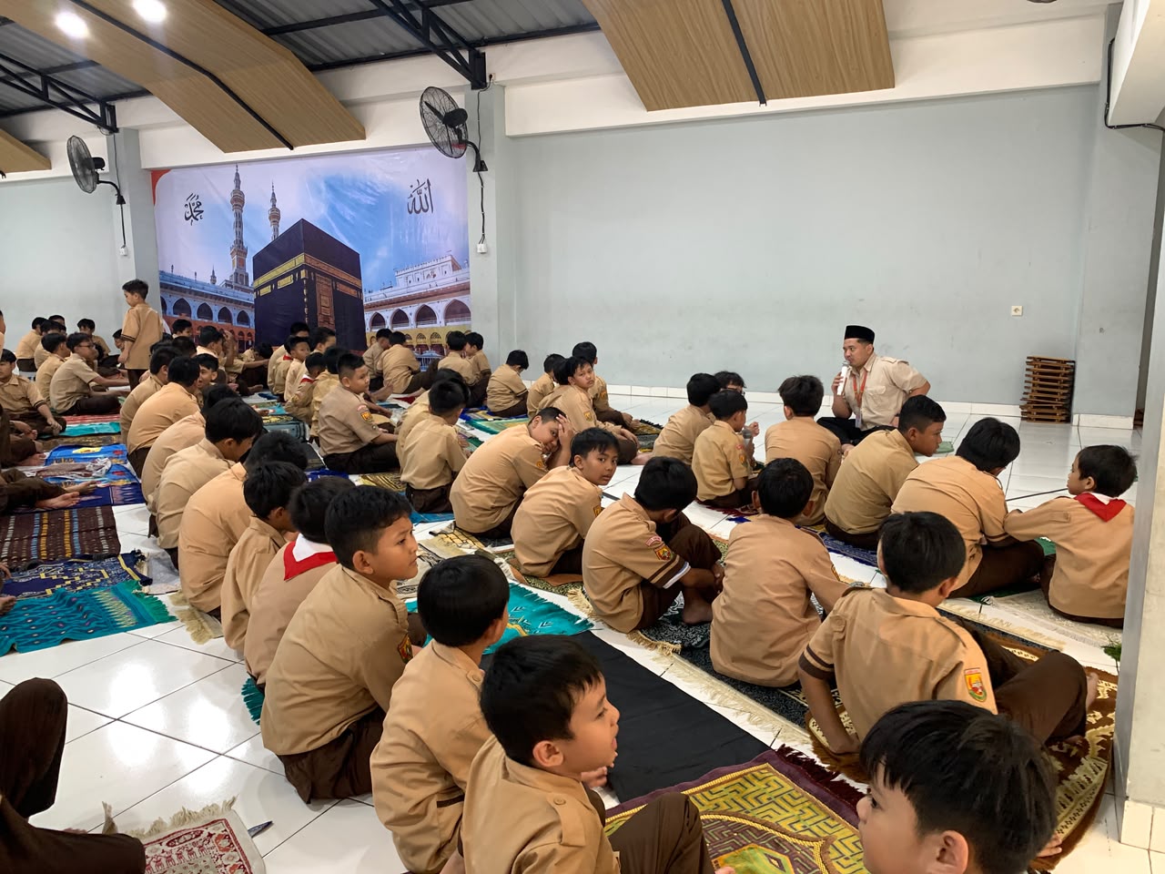 Membentuk Disiplin dan Leadership melalui Shalat Dzuhur Berjamaah
